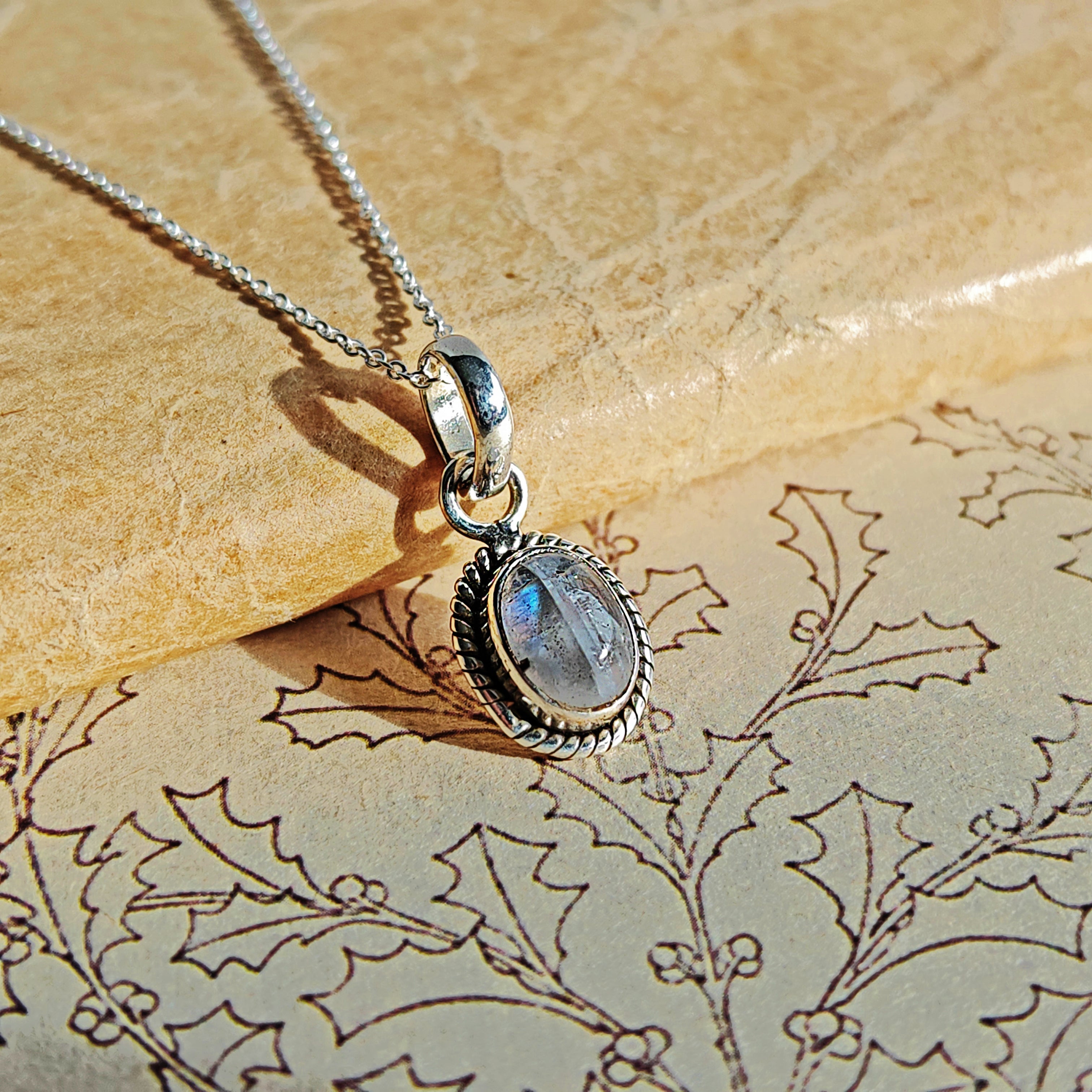 Colgante Óvalo de Piedra de Luna y Plata de Ley 925