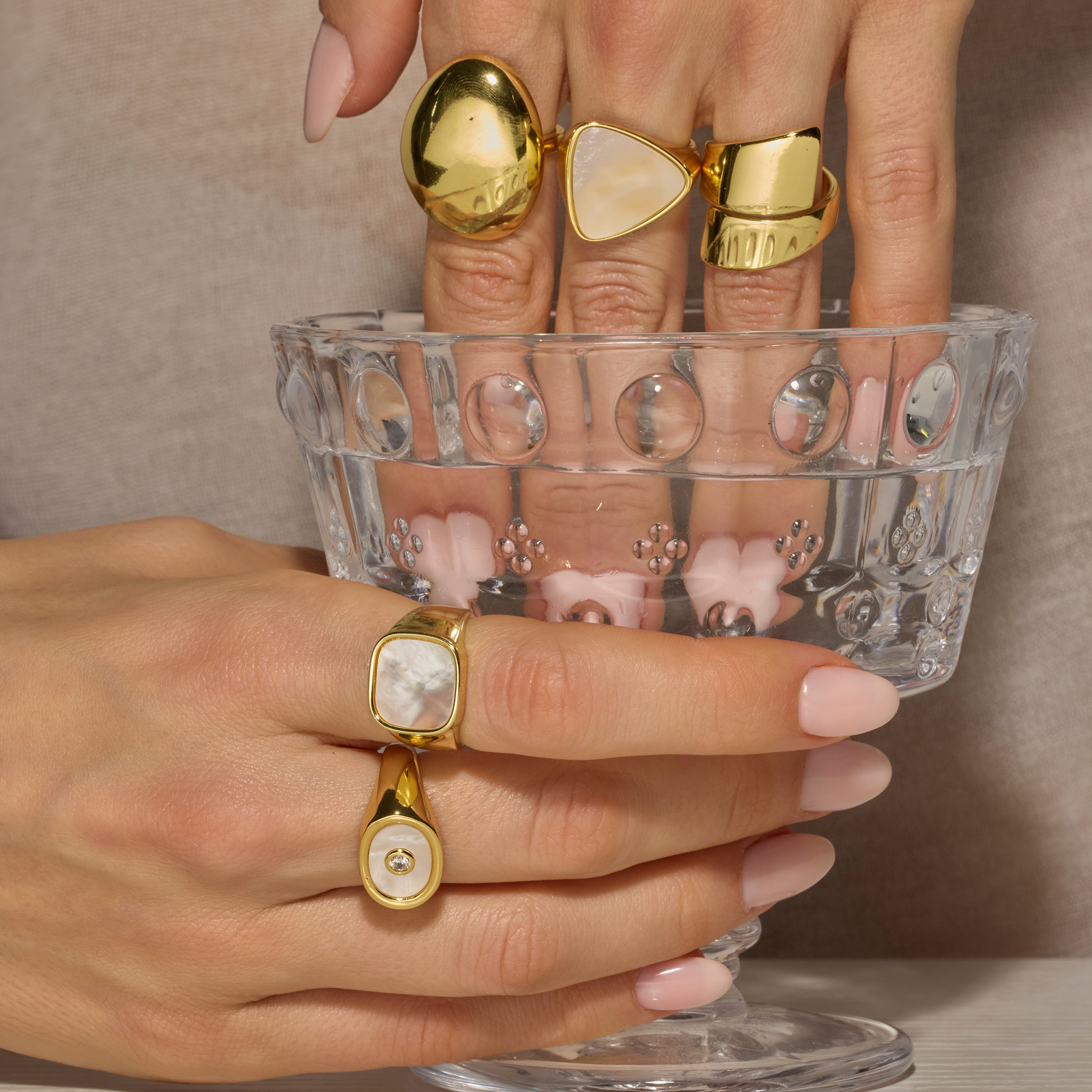 Anillo con Madreperla Blanca acabado oro 18k - Misau