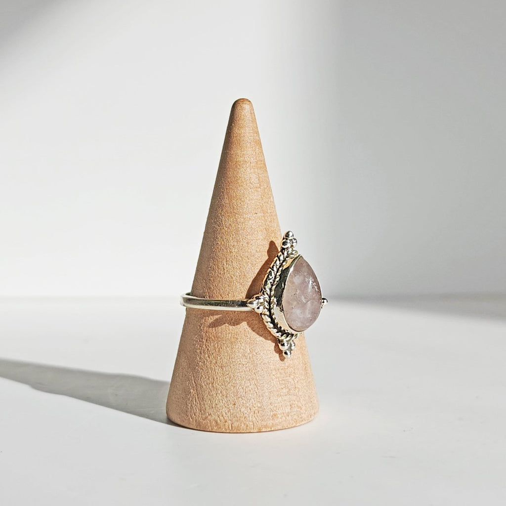 Anillo Delhi Ajustable de Cuarzo Rosa y Plata de Ley 925