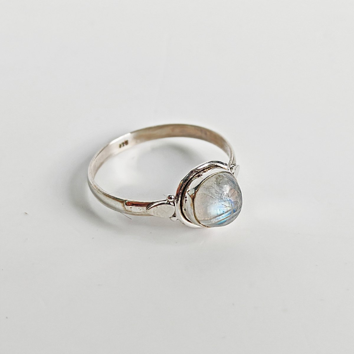 Anillo 'Kira' de Piedra de Luna - Plata de Ley