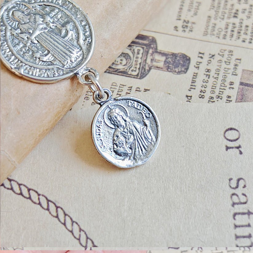 Colgante Doble Protección San Benito & San Judas Tadeo – Plata de Ley 925