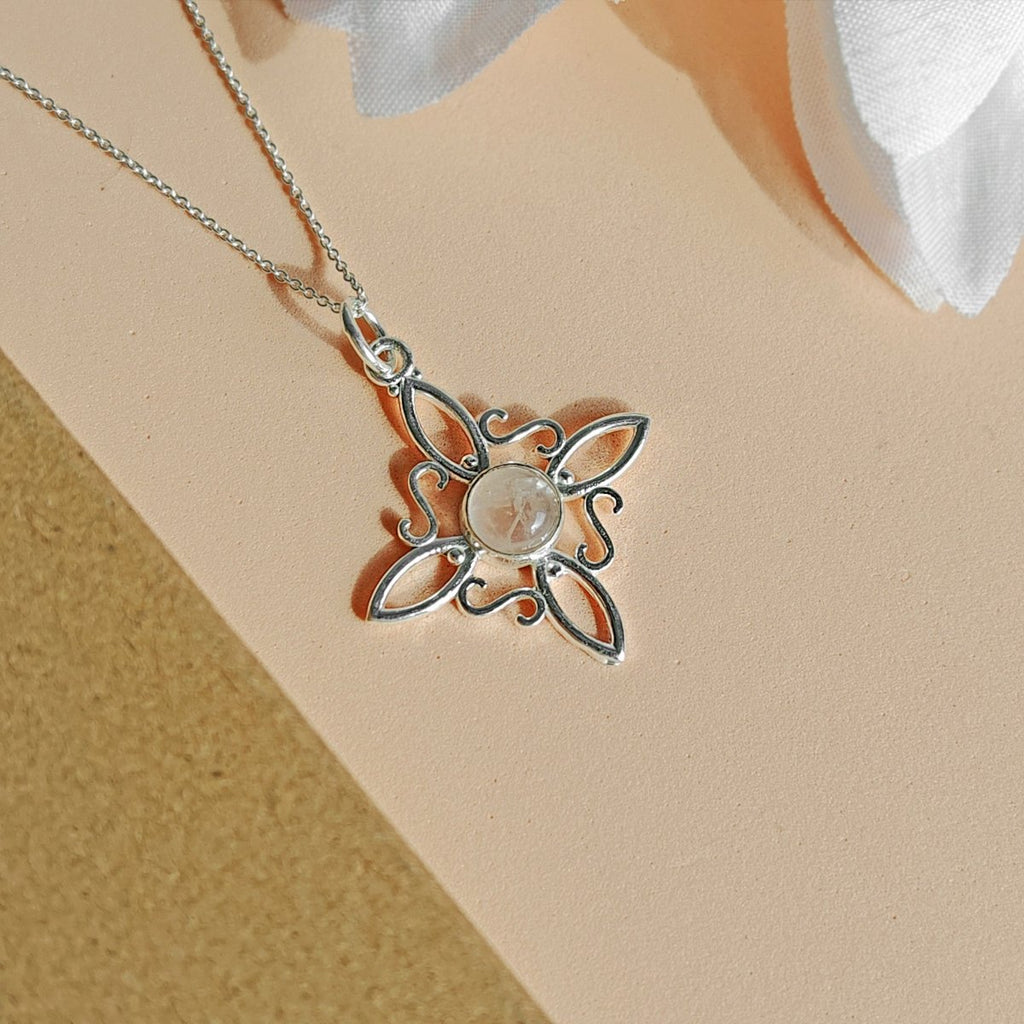 Colgante Nudo de Bruja y Cuarzo Rosa en Plata de Ley 925