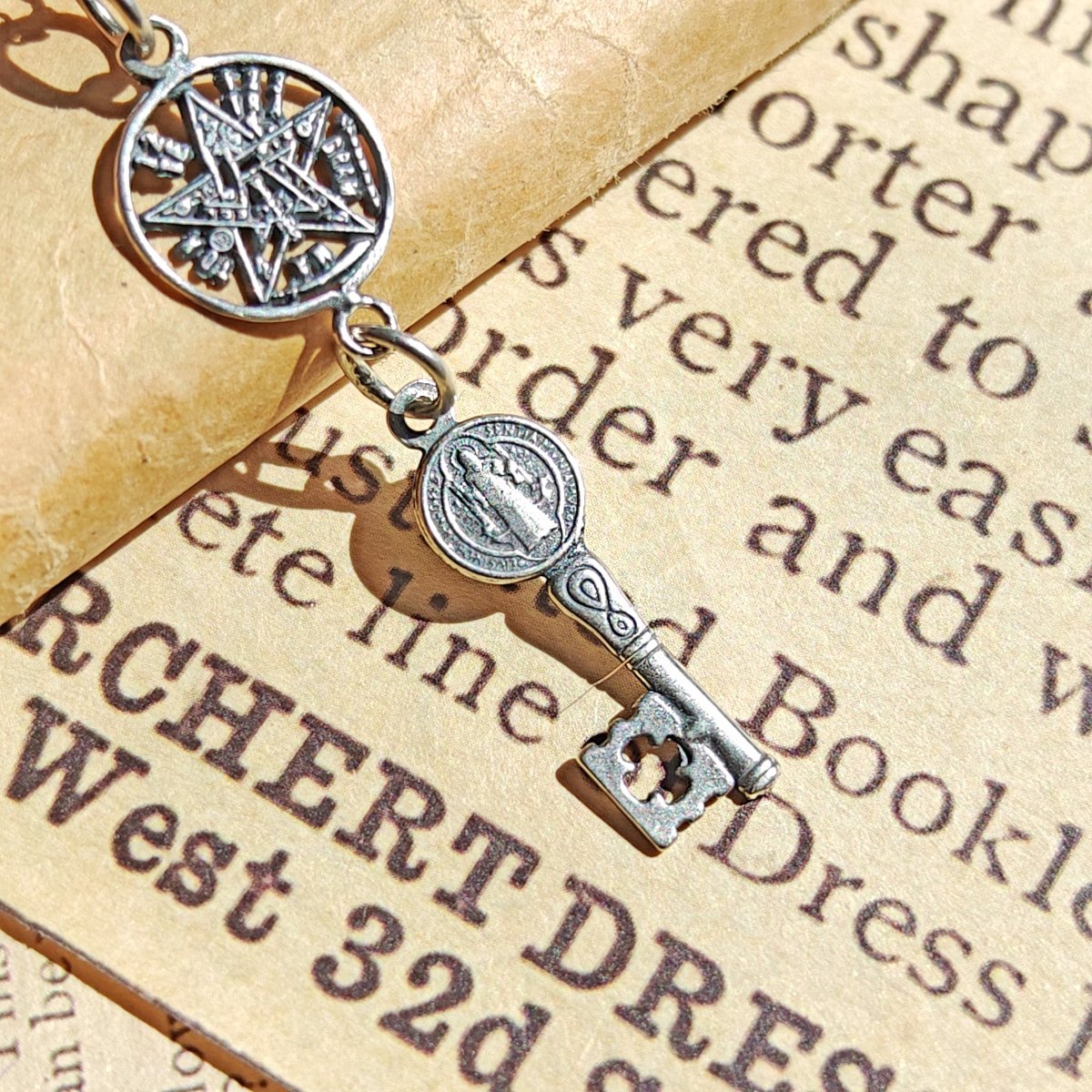 Colgante Protector Llave de San Benito & Tetragramaton S925