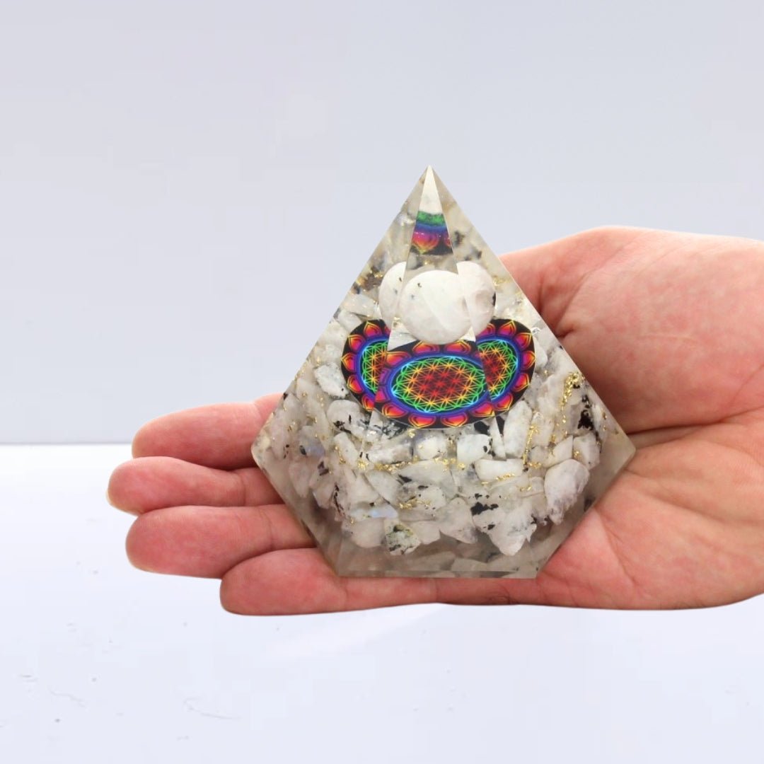 Pirámide Orgonita 'Sacred' - Piedra de Luna y Flor de la Vida