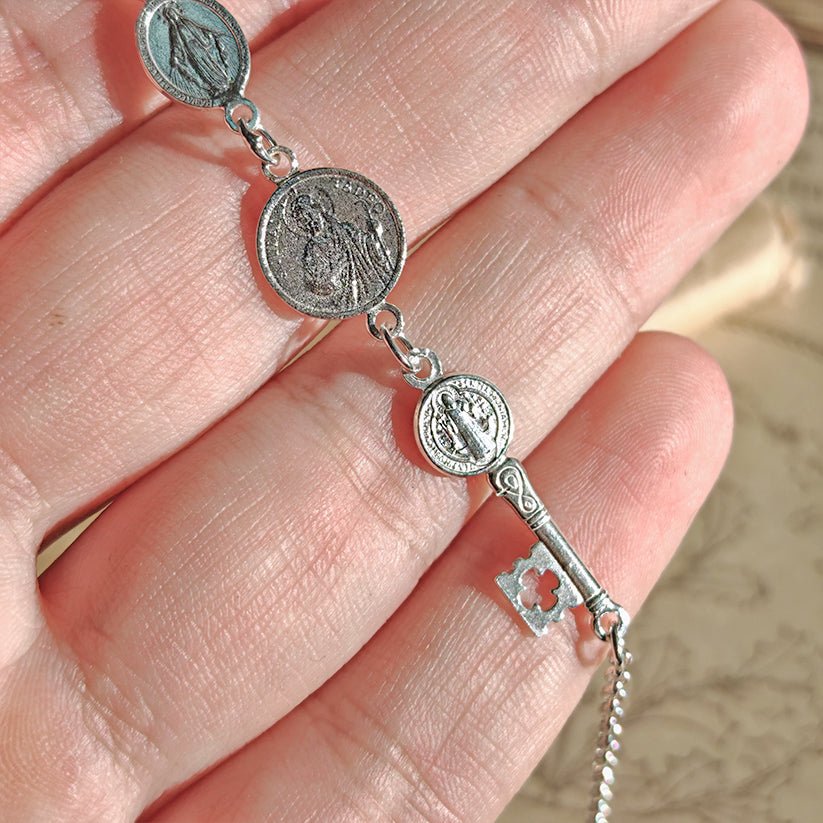 Pulsera Cuádruple de Protección S925: Cuatro Amuletos de Luz